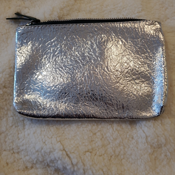 NEW Ipsy Silver December 2019 Metallic Glambag Makeup Bag NWOT - Picture 4 of 6